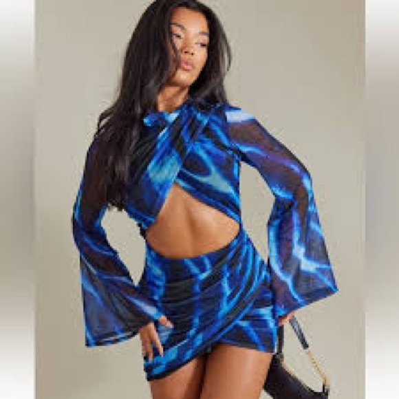 NWT:PrettyLittleThing Abstract Print Mesh Cut Out Flared Sleeve Bodycon Dress - Picture 3 of 10